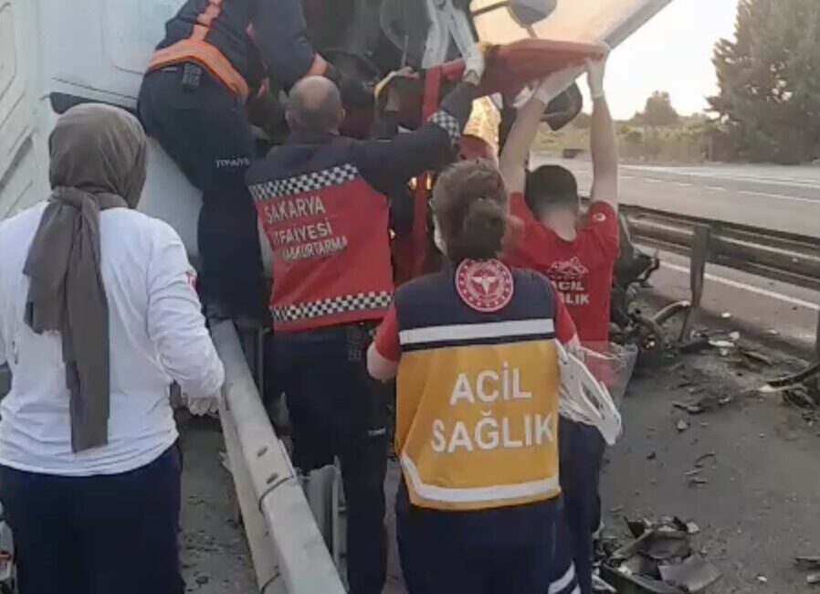 Sakarya’nın Pamukova ilçesinde akaryakıt istasyonunun duvarına çarpan ve ardından orta
