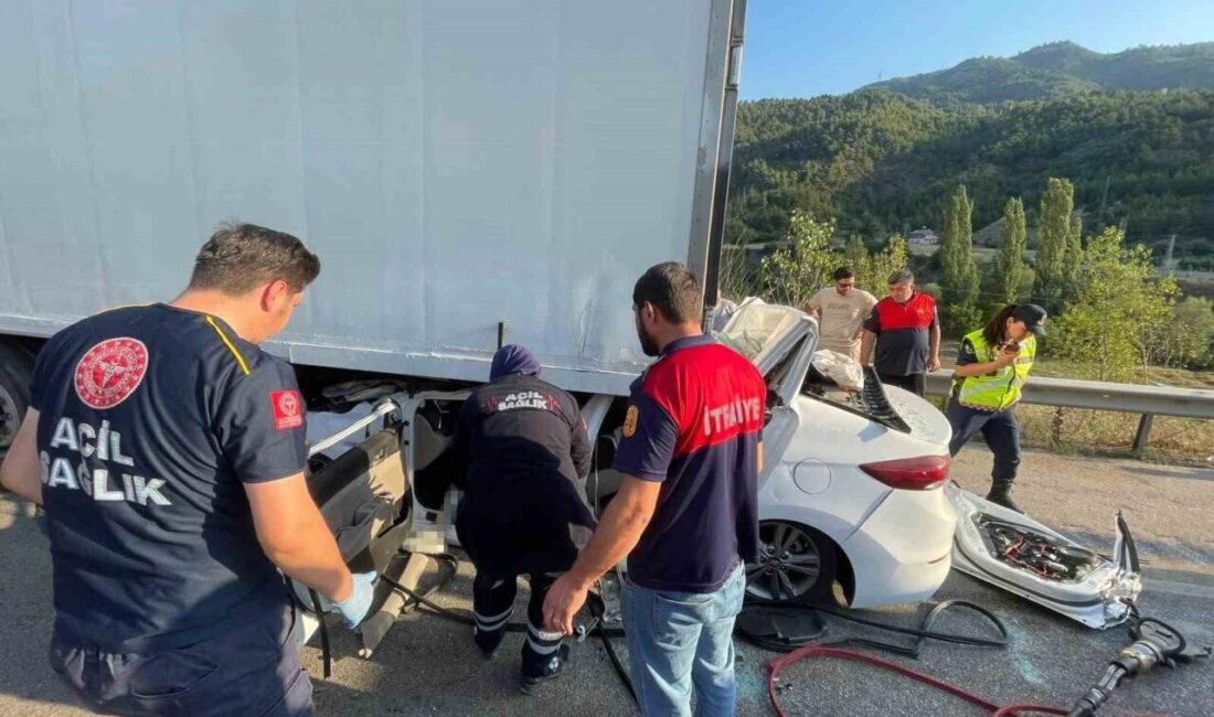 Reşadiye ilçesinde yaşanan trafik kazasında, bir otomobilin tıra arkadan çarpması