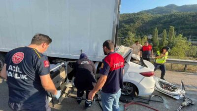 Reşadiye ilçesinde yaşanan trafik kazasında, bir otomobilin tıra arkadan çarpması