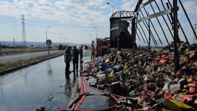 Kayseri’nin Kocasinan ilçesinde bir tırın dorsesi, henüz belirlenemeyen bir nedenden