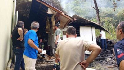 Trabzon’un Şalpazarı ilçesine bağlı Üzümözü mahallesinde bulunan bir evin odun