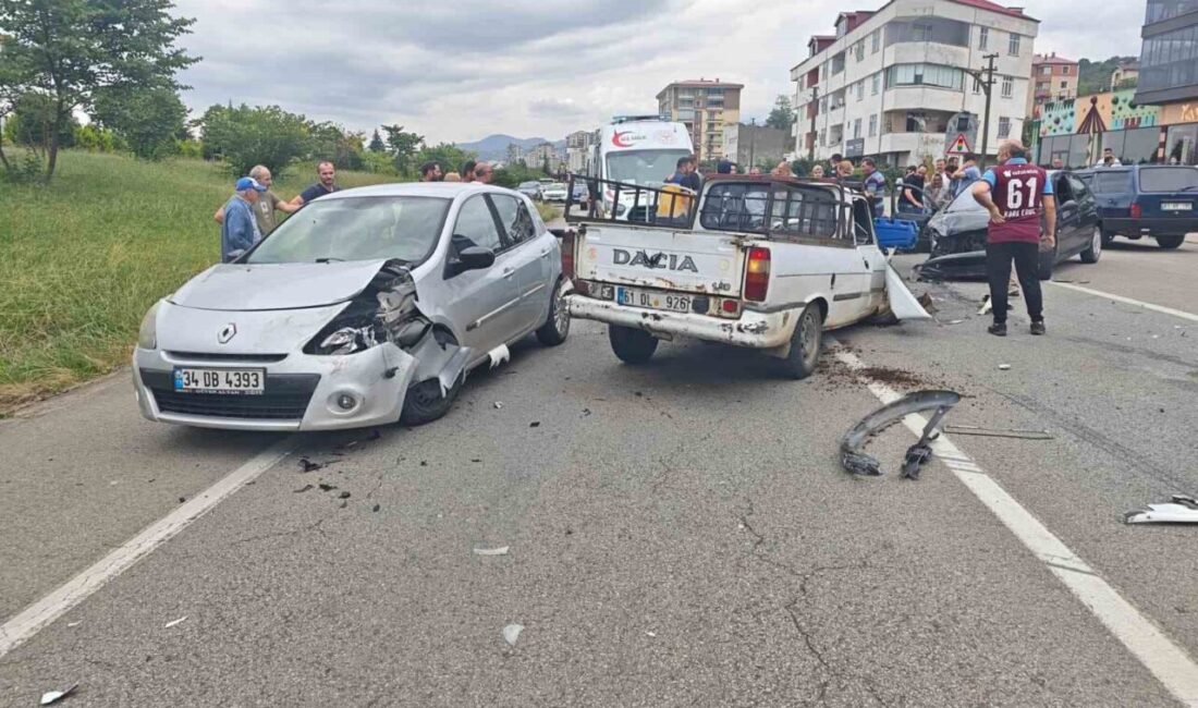 Trabzon’un Vakfıkebir ilçesinde meydana gelen zincirleme trafik kazasında 3 araç