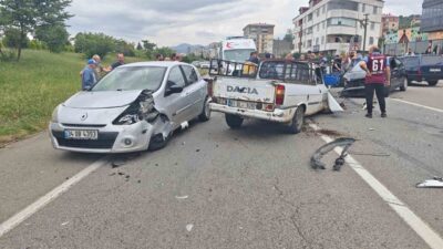 Trabzon’un Vakfıkebir ilçesinde meydana gelen zincirleme trafik kazasında 3 araç