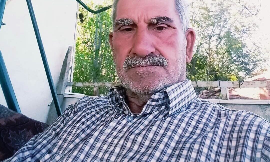 Kütahya’da meydana gelen trafik kazasında, otomobil ile kurtarıcı kamyonetin çarpışması