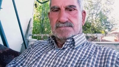 Kütahya’da meydana gelen trafik kazasında, otomobil ile kurtarıcı kamyonetin çarpışması