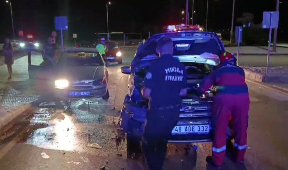Muğla’nın Menteşe ilçesinde iki otomobilin çarpışması sonucu meydana gelen trafik
