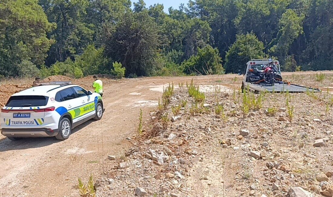 Manavgat ilçesinde meydana gelen olayda, trafik uygulaması sırasında kasksız ve