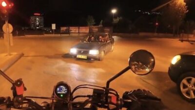 Pamukkale ilçesinde bir otomobil sürücüsü, ters şeritten yola girerek ışıklarda