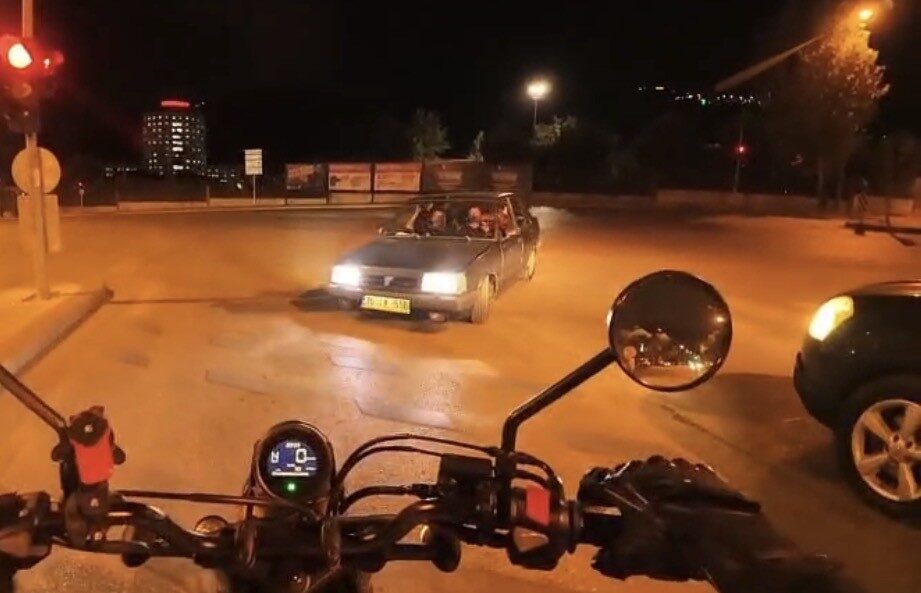 Pamukkale ilçesinde bir otomobil sürücüsü, ters şeritten yola girerek ışıklarda