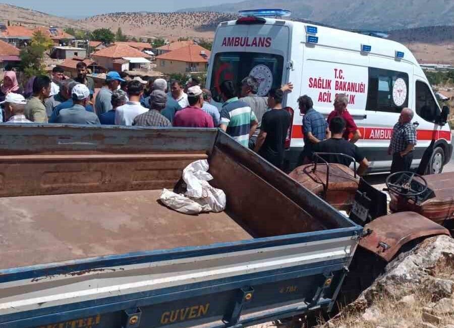 Antalya’nın Korkuteli ilçesinde meydana gelen trafik kazasında tır ile traktör