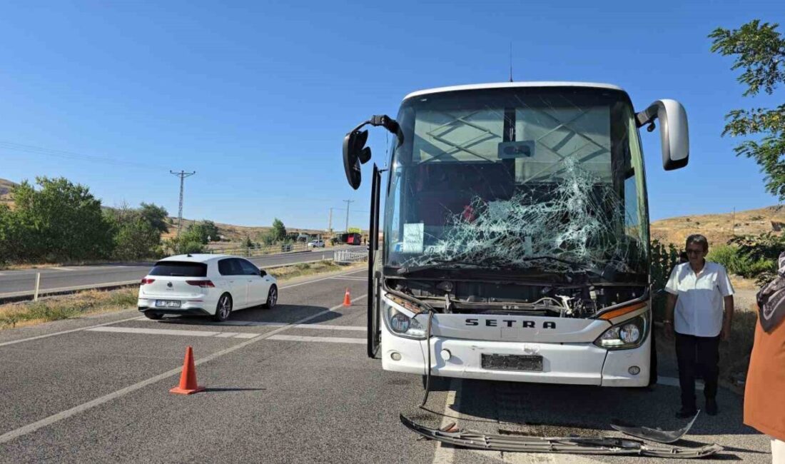 Yozgat’ta bir yolcu otobüsü ile traktörün çarpıştığı kaza, maddi hasarla