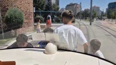 Eskişehir’de, hareket halindeki bir tramvaya asılarak seyahat eden çocuklar, potansiyel