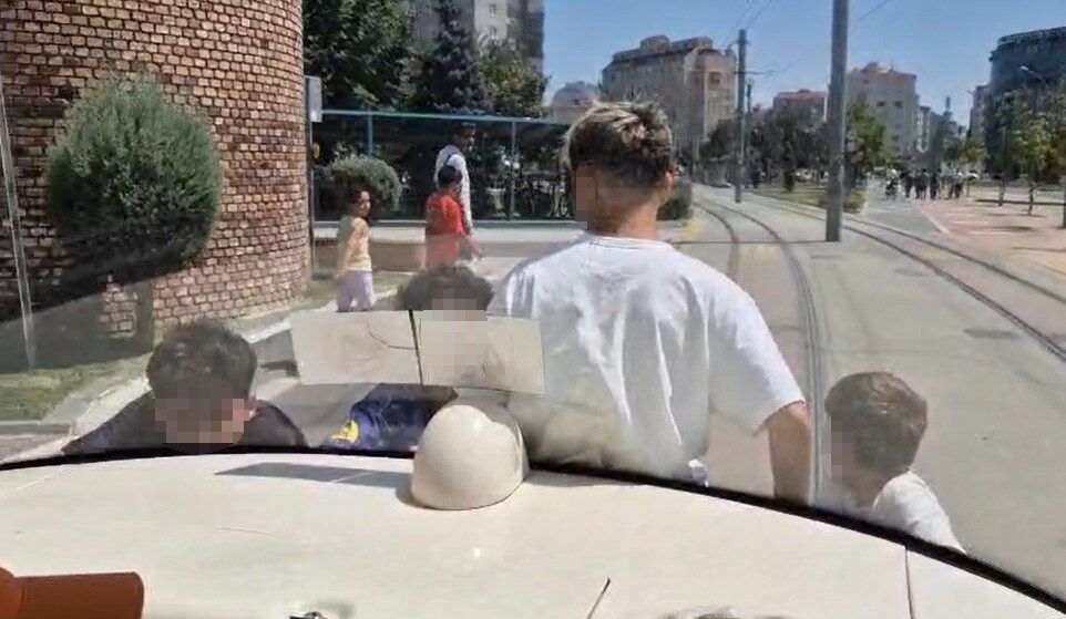 Eskişehir’de, hareket halindeki bir tramvaya asılarak seyahat eden çocuklar, potansiyel
