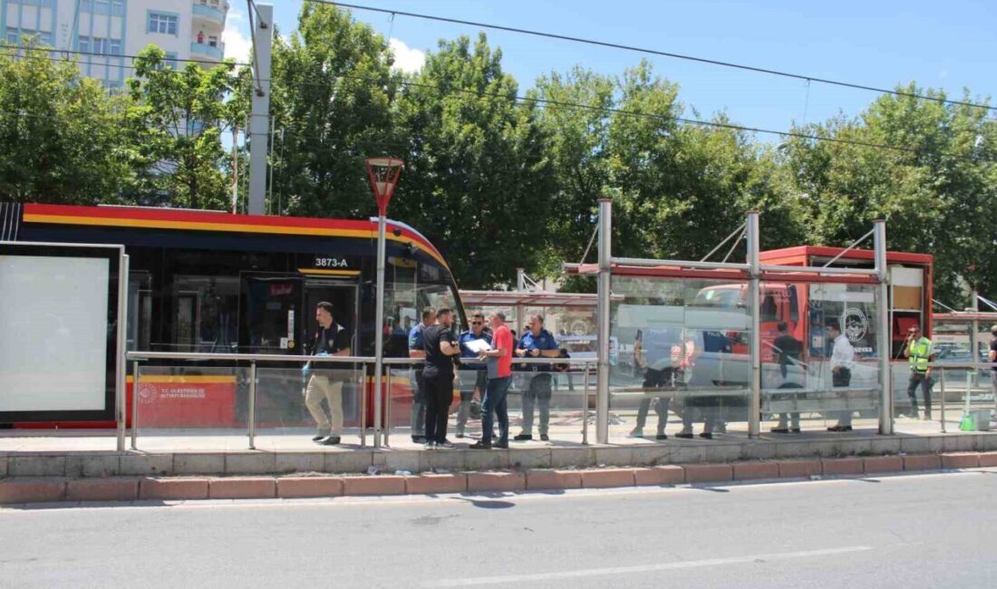 Kayseri’nin Melikgazi ilçesinde tramvayın çarptığı genç bir kadın ağır yaralandı.
