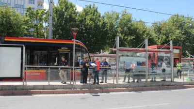 Kayseri’nin Melikgazi ilçesinde tramvayın çarptığı genç bir kadın ağır yaralandı.