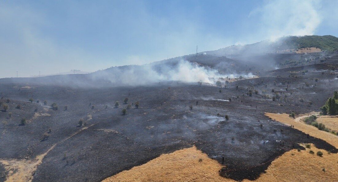 Tunceli’de meydana gelen orman yangını, havadan ve karadan müdahale eden