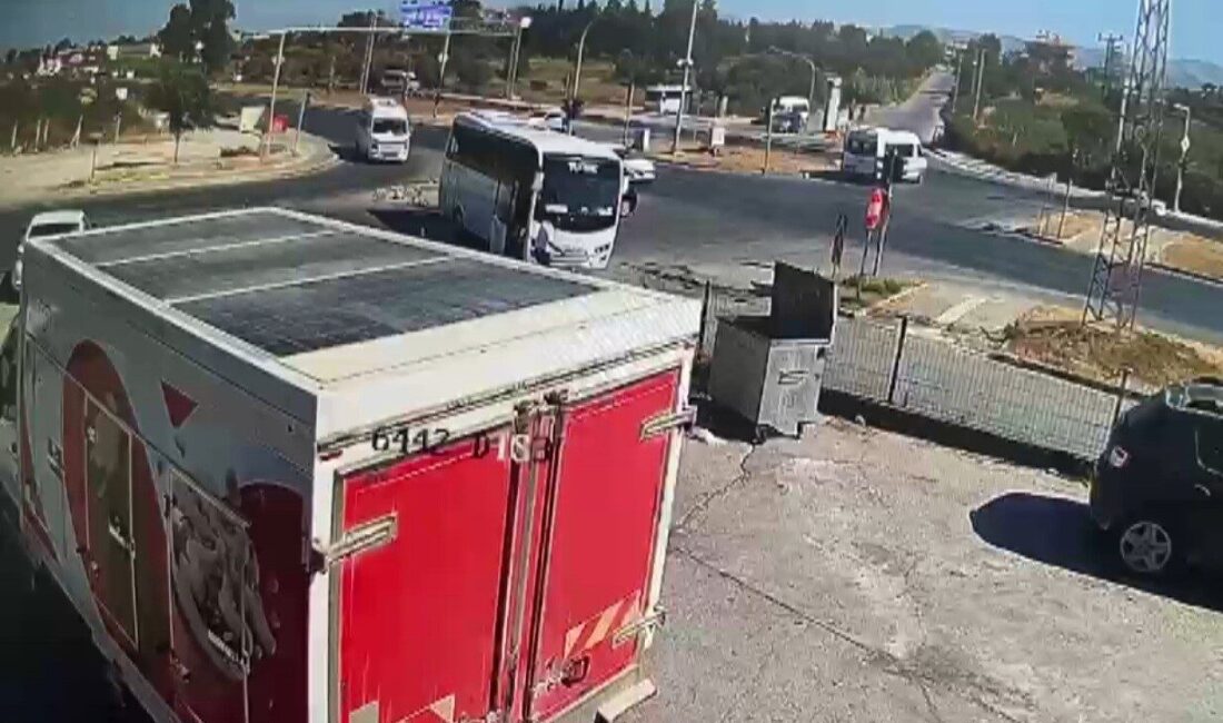 Manavgat ilçesinde meydana gelen bir kaza, güvenlik kamerasına yansıdı. Kızılağaç
