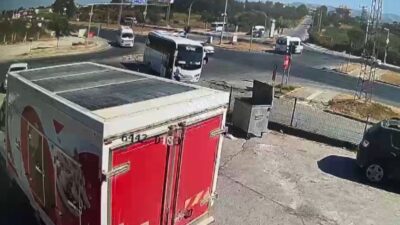 Manavgat ilçesinde meydana gelen bir kaza, güvenlik kamerasına yansıdı. Kızılağaç