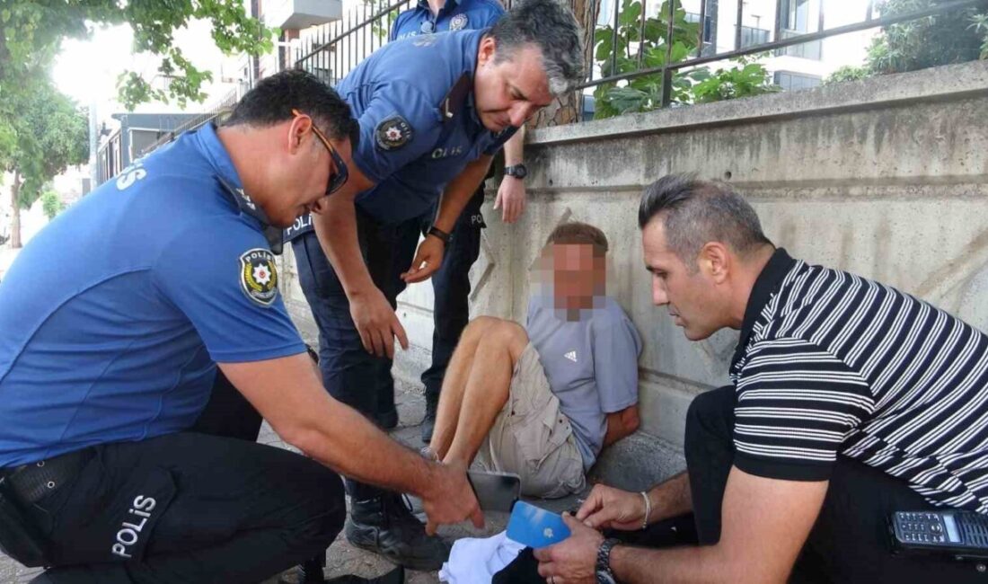 Antalya’nın ünlü Konyaaltı Sahili’nde denize giren yabancı turistlerin çantalarını ve