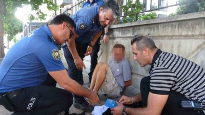 Antalya’nın ünlü Konyaaltı Sahili’nde denize giren yabancı turistlerin çantalarını ve