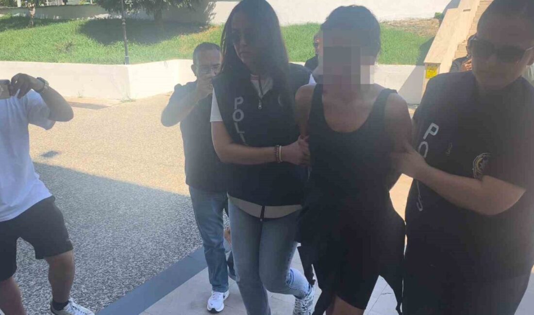 Muğla’nın Menteşe ilçesinde bir iş yerinin önünde bulunan Türk bayrağını