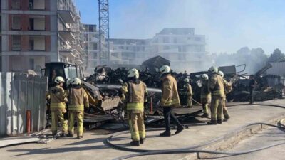 Tuzla’da bulunan bir işçi konteynerinde meydana gelen yangın, ekiplerin müdahalesi