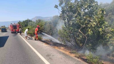 Muğla’nın Ula ilçesinde, yol kenarında çıkan kuru ot yangını, itfaiye
