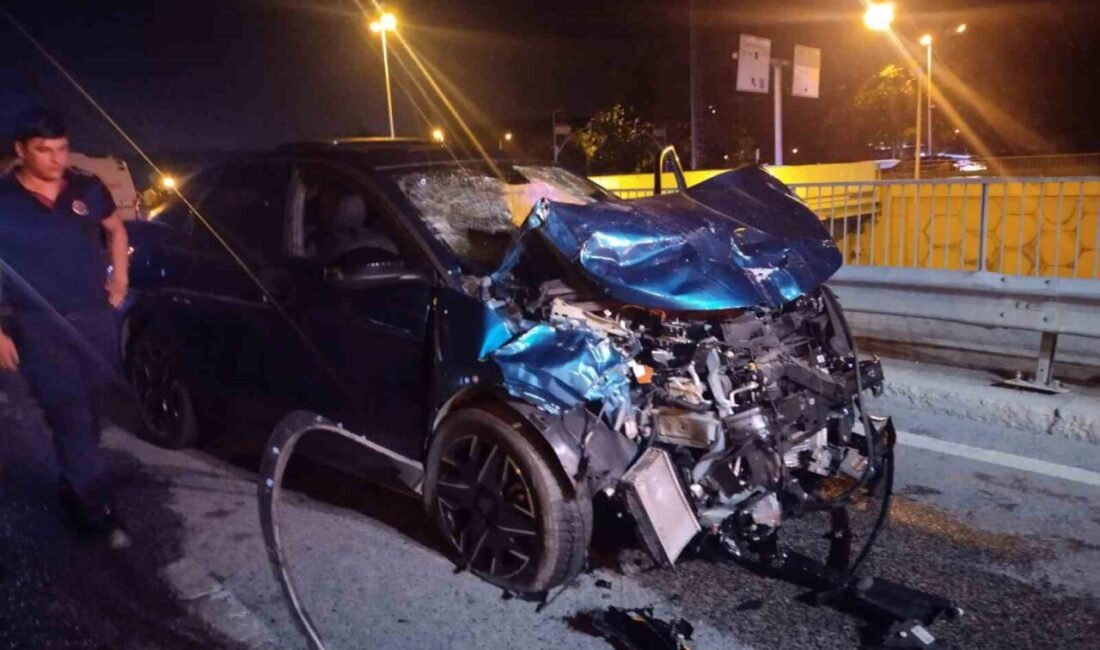 Ümraniye’de meydana gelen trafik kazasında, hafif ticari araç ile otomobilin