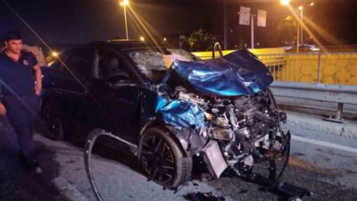 Ümraniye’de meydana gelen trafik kazasında, hafif ticari araç ile otomobilin