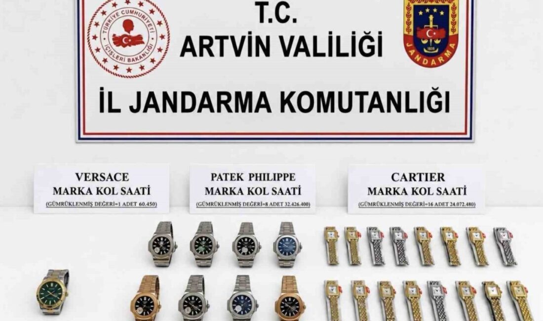 Sarp Sınır Kapısı’nda ele geçirilen kaçak kol saatleri arasında, çantada
