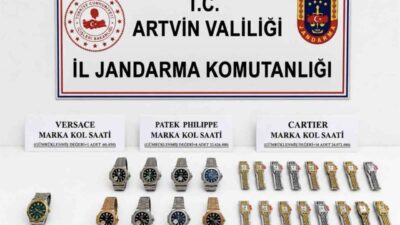 Sarp Sınır Kapısı’nda ele geçirilen kaçak kol saatleri arasında, çantada