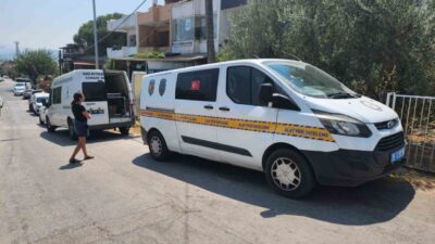 İzmir’in Urla ilçesinde yaşayan bir kadın, oğluyla birlikte bulunduğu evde