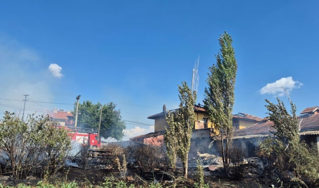 Uşak’ın Banaz ilçesindeki bir evde çıkan yangın, ekipler tarafından kontrol