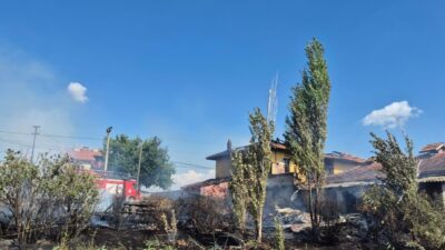 Uşak’ın Banaz ilçesindeki bir evde çıkan yangın, ekipler tarafından kontrol