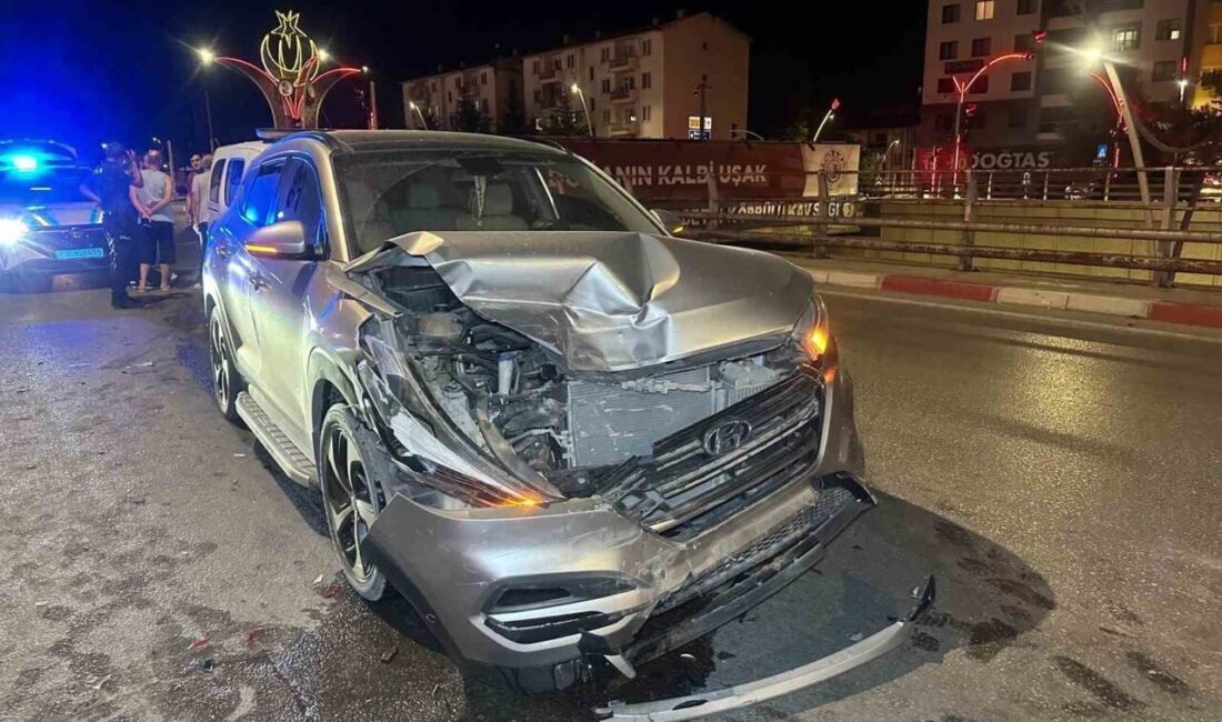 Uşak’ta meydana gelen trafik kazasında, bir otomobilin başka bir otomobile