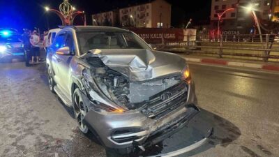 Uşak’ta meydana gelen trafik kazasında, bir otomobilin başka bir otomobile