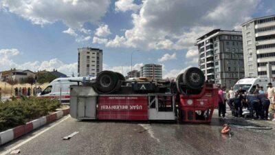 Uşak’ta meydana gelen bir kaza sonucunda, itfaiye aracı ile kamyonun