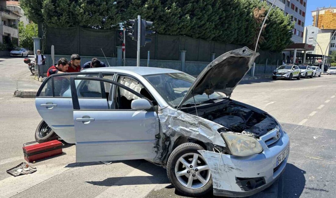 Uşak’ta meydana gelen trafik kazasında, kamyonetle otomobil çarpıştı ve olay