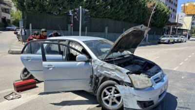Uşak’ta meydana gelen trafik kazasında, kamyonetle otomobil çarpıştı ve olay