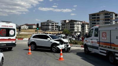 Uşak ilinde bir otomobil ile bir cipin çarpışması sonucu 3