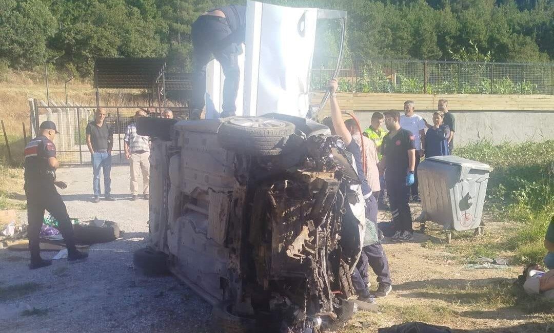 Uşak’ta bir ailenin içinde bulunduğu otomobil, karşı yöne geçerek devrildiği