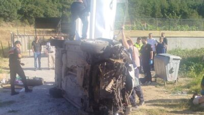 Uşak’ta bir ailenin içinde bulunduğu otomobil, karşı yöne geçerek devrildiği