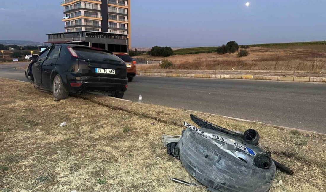 Uşak’ta, bir sürücünün direksiyon hakimiyetini kaybetmesi sonucu otomobilin refüje çıktığı