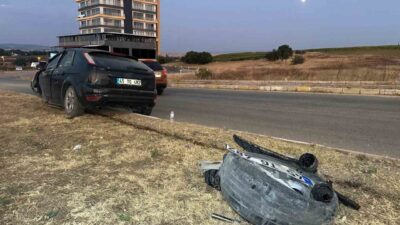 Uşak’ta, bir sürücünün direksiyon hakimiyetini kaybetmesi sonucu otomobilin refüje çıktığı