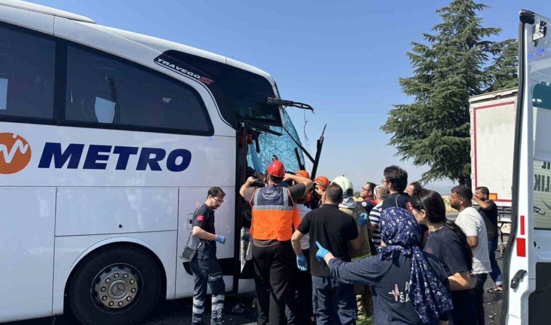 Uşak’ta, dün meydana gelen trafik kazasında yolcu otobüsü bir kamyona