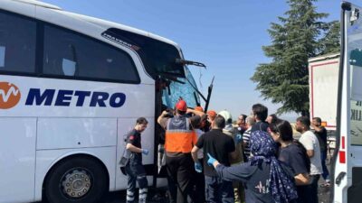 Uşak’ta, dün meydana gelen trafik kazasında yolcu otobüsü bir kamyona