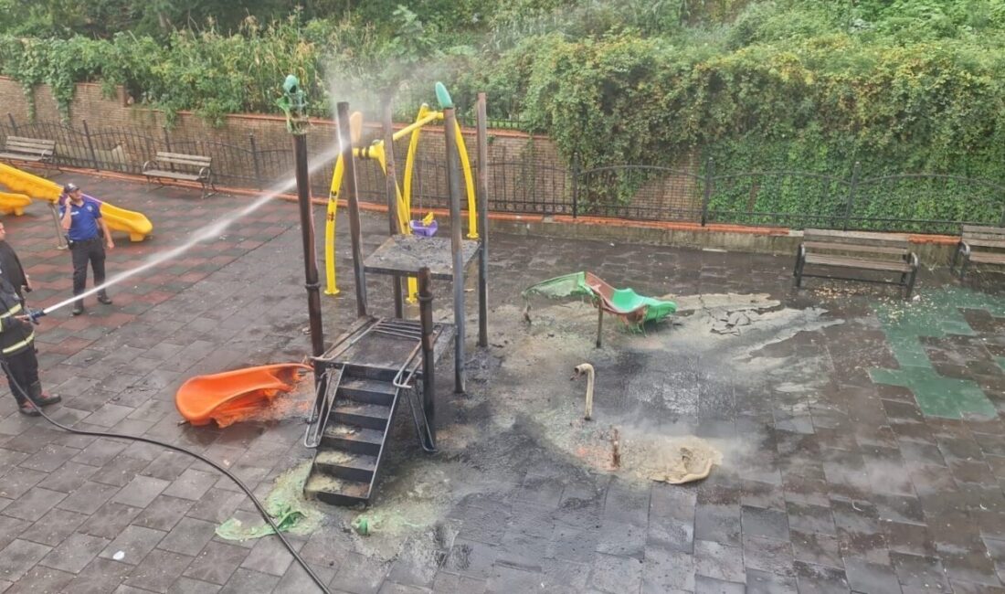 Zonguldak’ın Karadeniz Ereğli ilçesinde, 3 çocuğun parktaki kaydırağı ateşe verdiği