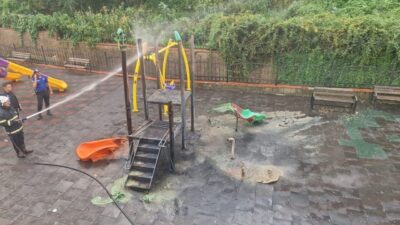 Zonguldak’ın Karadeniz Ereğli ilçesinde, 3 çocuğun parktaki kaydırağı ateşe verdiği