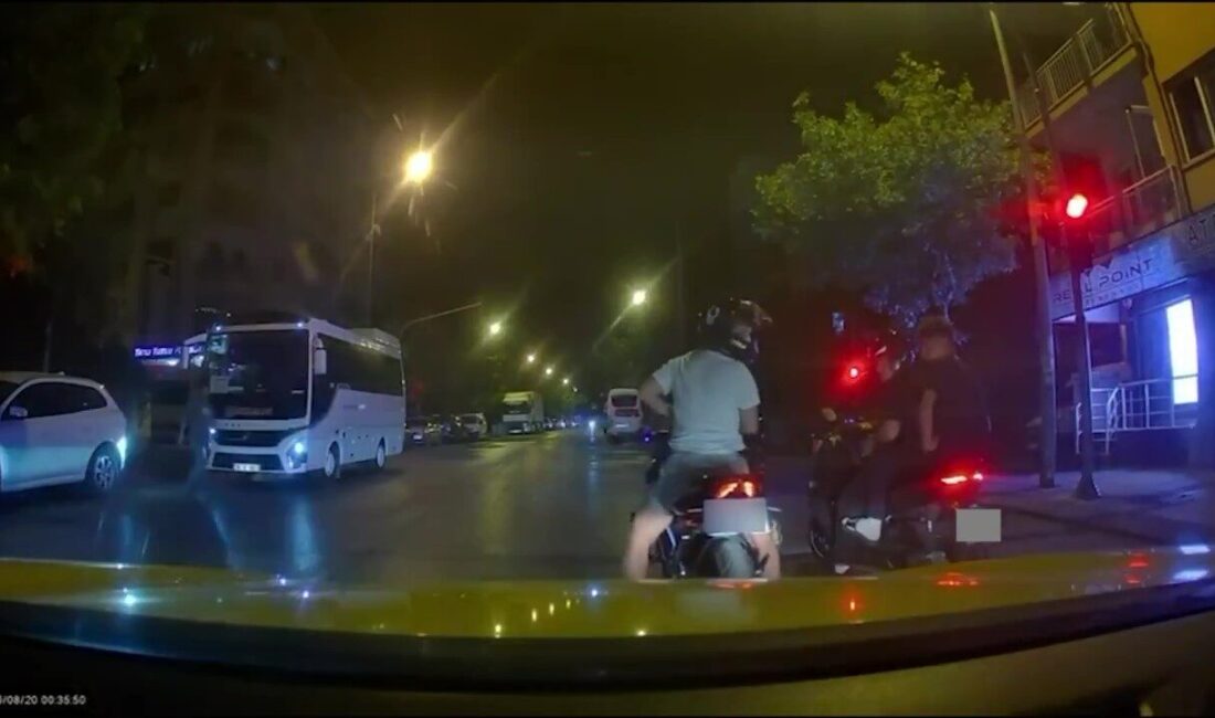 Denizli’de, kırmızı ışıklarda beklemek istemeyen bir sürücü, plakasını kapatıp kural