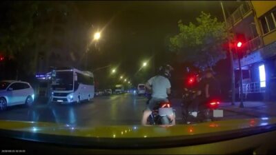 Denizli’de, kırmızı ışıklarda beklemek istemeyen bir sürücü, plakasını kapatıp kural